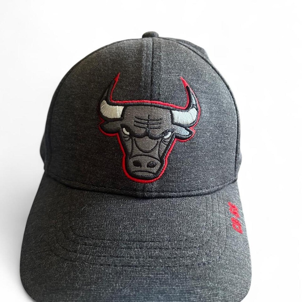 Chicago Bulls gray cap with embroidered bull logo